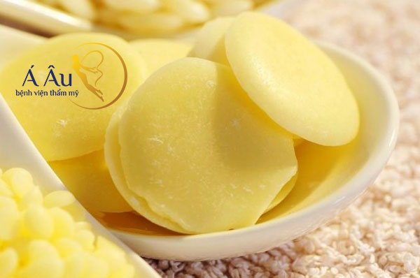 Bơ ca cao chính là một loại kem dưỡng ẩm tự nhiên tuyệt vời với tác dụng nuôi dưỡng làn da và làm giảm sự xuất hiện của các vết rạn vô cùng hiệu quả.